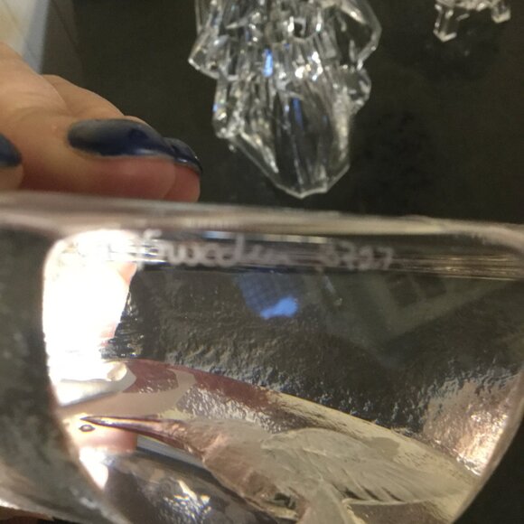 Humming bird paper weight clear glass signed on bottom excellent condition 4.5x5 - Picture 4 of 4